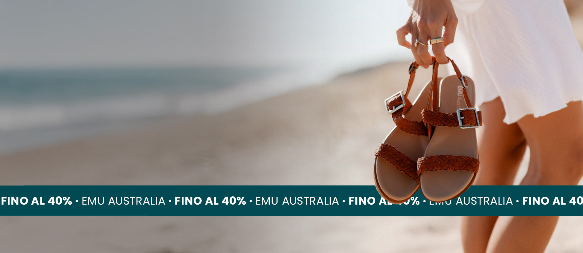 dettaglio donna che tiene in mano sandali marroni emu australia hyams tan_saldi sconti outlet -30 - 40 -50%