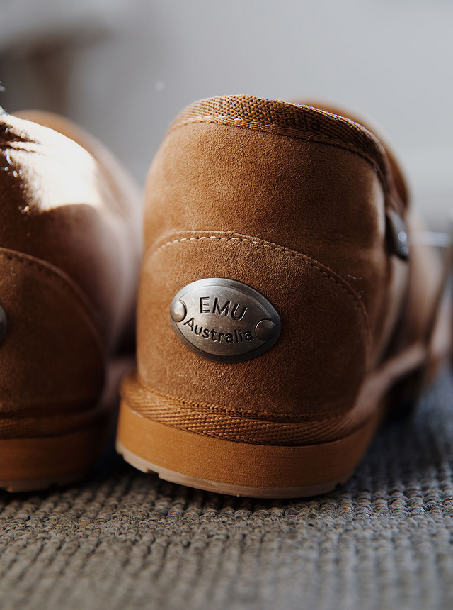 Dettaglio stivaletto Stinger Micro chestnut con placca metallica con scritta "EMU Australia" in rilievo