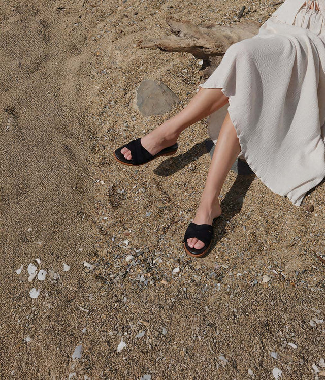 Come abbinare sandali neri da donna: idee outfit e consigli
