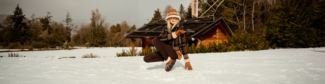 Stivaletti Blurred Micro della linea Sharky EMU Australia con Sheepskin Hat e Apollo Bay Gloves, indossati sulla neve.