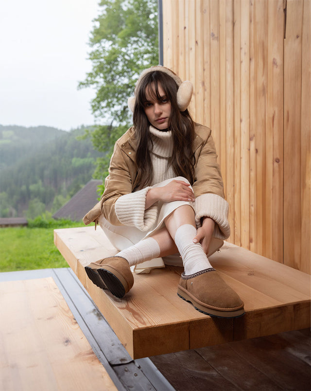 Modella con stivaletti EMU Australia Stinger Micro in montone australiano e cappello in montone, look invernale 