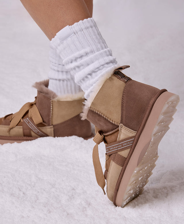 Modella con stivaletti EMU Australia in camoscio e montone australiano, look lifestyle urbano