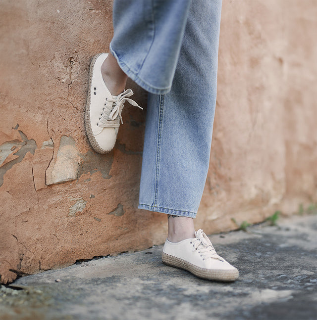 Scarpe espadrillas donna beige in cotone con lacci e suola in iuta, indossate con jeans per un utilizzo quotidiano estivo