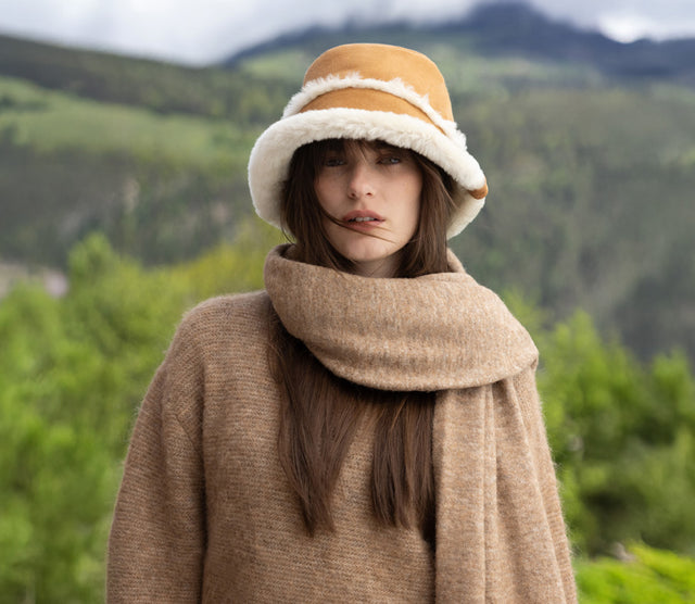 Cappello in shearling EMU Australia marrone con bordo bianco, accessorio moda invernale caldo ed elegante.