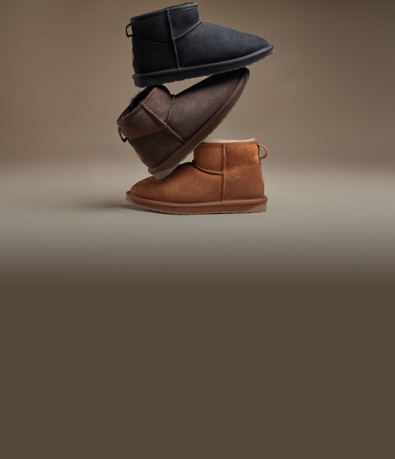 Stivaletti invernali da donna in pelle scamosciata, impilati in tre varianti colore, con interno caldo e design minimal per l’uso quotidiano.