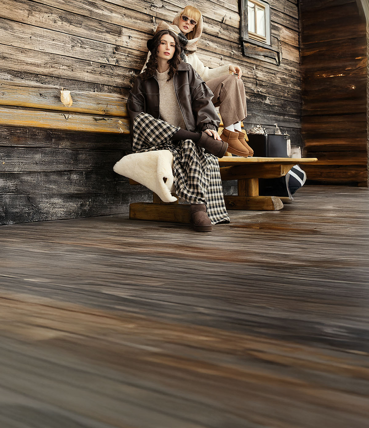 Stivaletti da donna EMU Australia Stinger Micro Flatform 2.0 nei colori Chestnut e Chocolate indossati in un'ambientazione lifestyle.