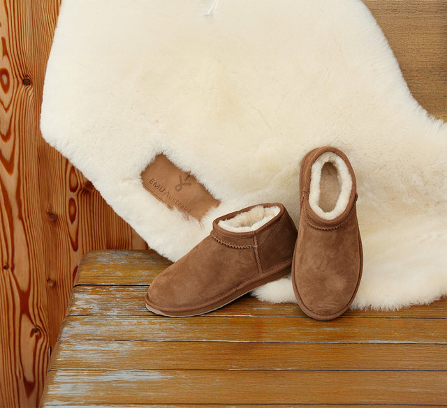 Stivaletti da donna EMU Australia Stinger Compact Chestnut con interno in montone, dettaglio prodotto.