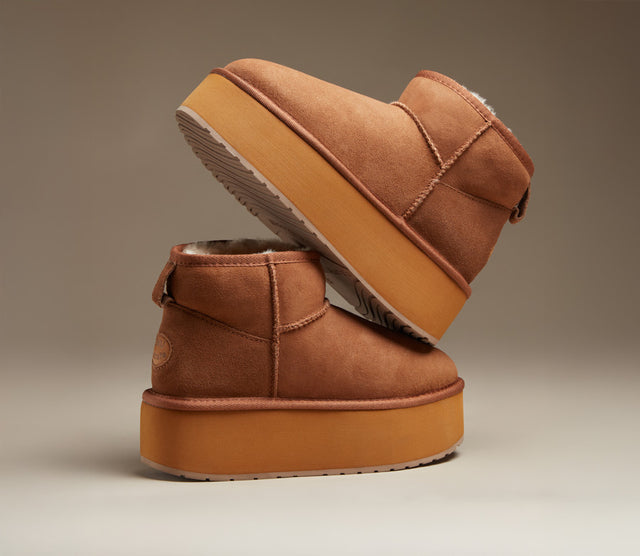 Stivaletti EMU Australia da donna color cognac con suola platform alta, fotografati in studio su fondo neutro.