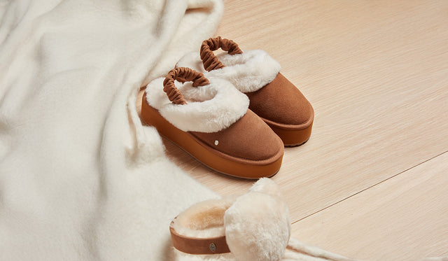 Pantofole donna EMU Australia Hartz Sabot Flatform in pelle scamosciata marrone chestnut con interno in lana merino bianca, comode e calde per la casa.