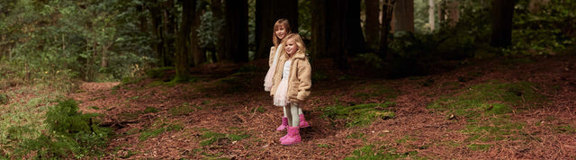 due bambine che passeggiano nel bosco e indossano stivali impermeabili emu australia rainbow