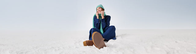 ragazza seduta sulla neve che indossa stivaletto con pelo emu australia foy flatform micro chestnut