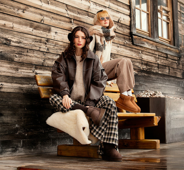 Stivaletti da donna EMU Australia Stinger Micro Flatform 2.0 nei colori Chestnut e Chocolate indossati in un'ambientazione lifestyle