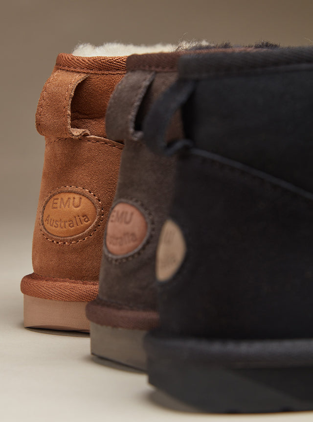 Dettaglio retro stivaletti shearling EMU Australia in pelle scamosciata nei colori marrone chiaro, marrone scuro e nero, collezione The EMU Way